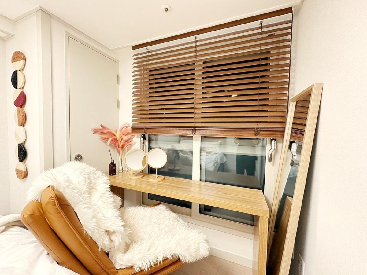 Open Sale Luxury In Hongik Univ Station 3mins 7ppl Group Family Trip Luggage Storage * Seoul
