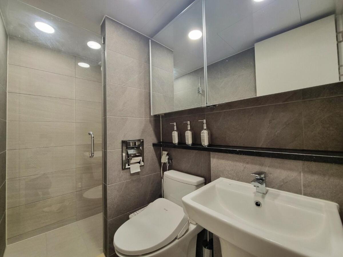 Open Sale Luxury In Hongik Univ Station 3mins 7ppl Group Family Trip Luggage Storage
