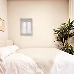 Open Sale Luxury Stay In Hongik Univ Station 3Mins 7Ppl Group Family Trip Luggage Storage