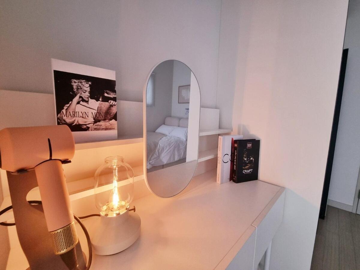Open Sale Luxury In Hongik Univ Station 3mins 7ppl Group Family Trip Luggage Storage Apartment Seoul