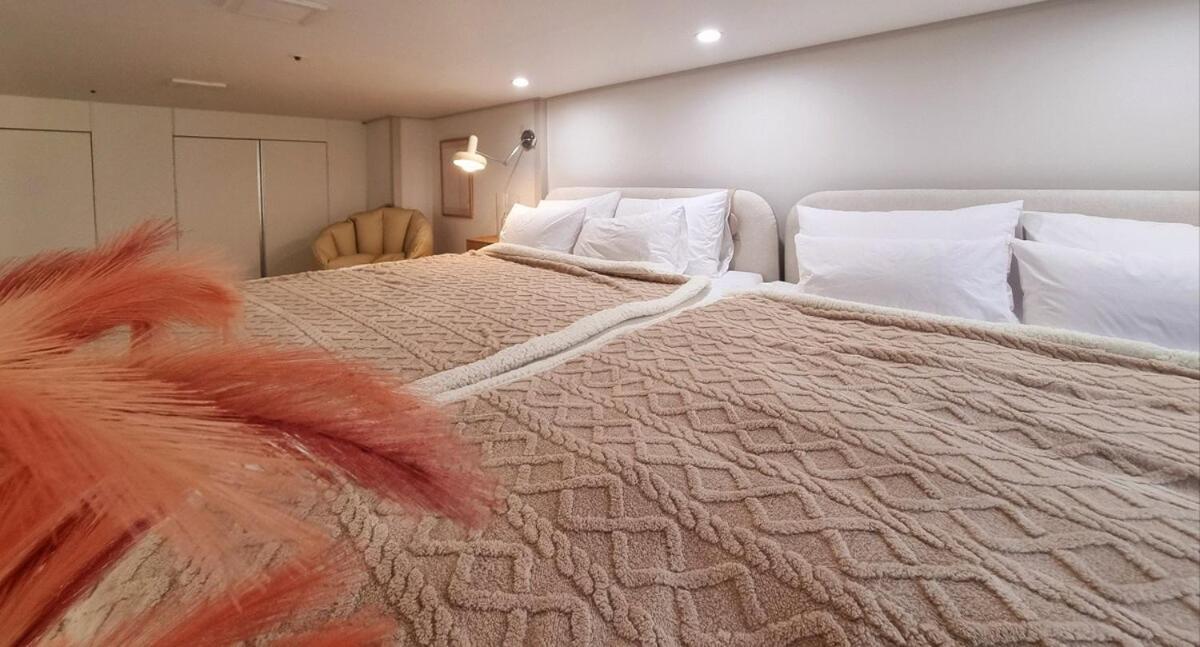 Open Sale Luxury In Hongik Univ Station 3mins 7ppl Group Family Trip Luggage Storage