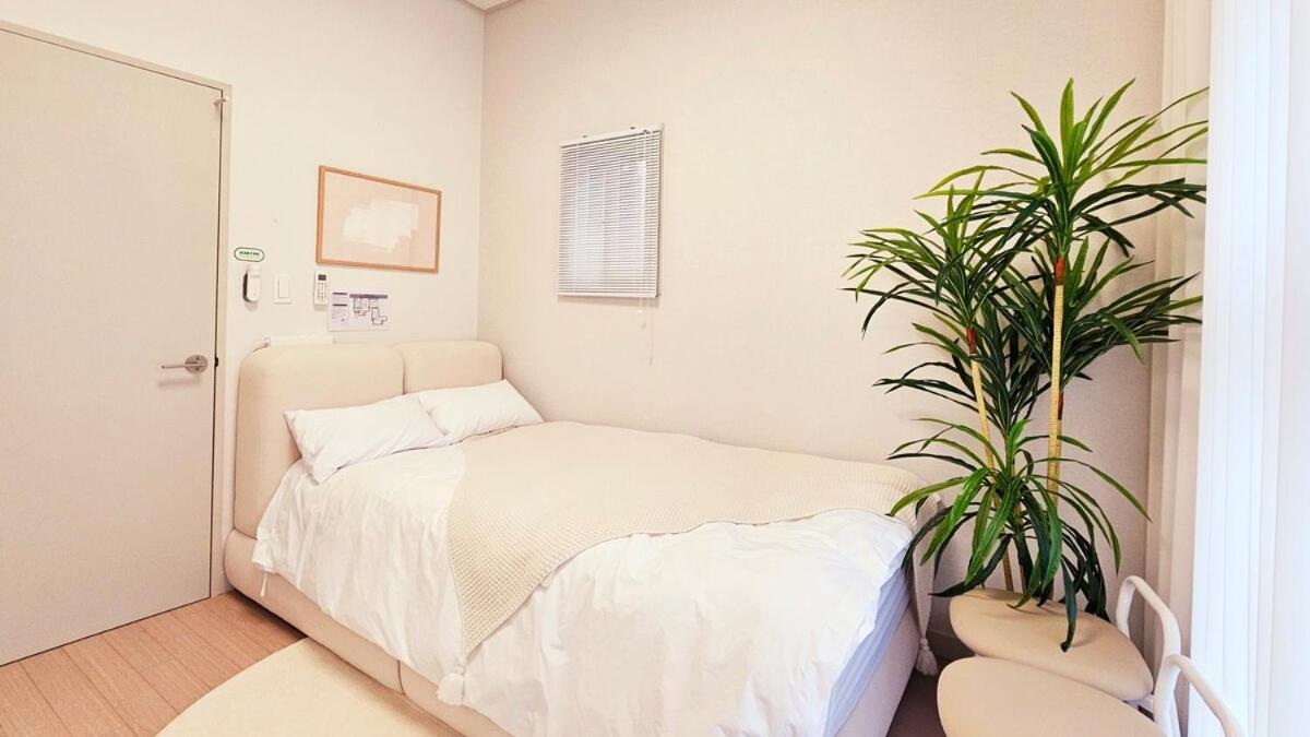 Open Sale Luxury In Hongik Univ Station 3mins 7ppl Group Family Trip Luggage Storage * Seoul