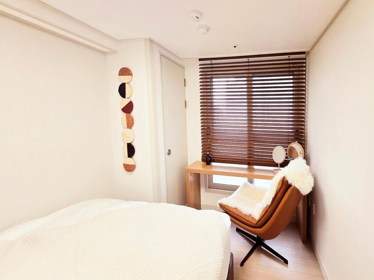 Open Sale Luxury In Hongik Univ Station 3mins 7ppl Group Family Trip Luggage Storage