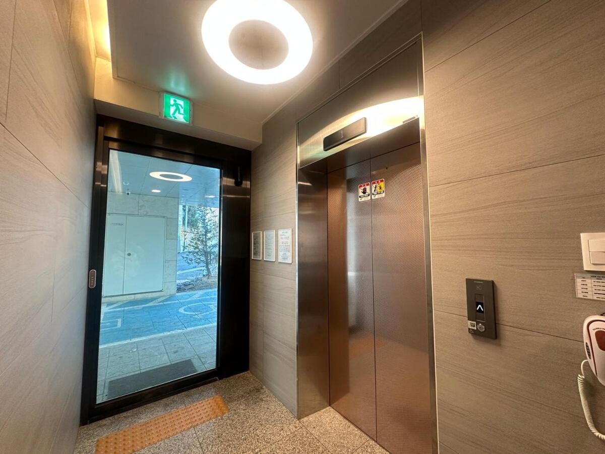 Open Sale Luxury In Hongik Univ Station 3mins 7ppl Group Family Trip Luggage Storage Seoul