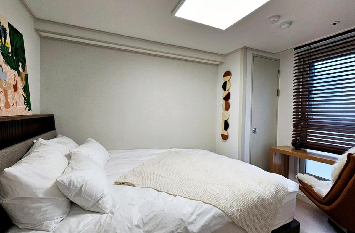 Open Sale Luxury In Hongik Univ Station 3mins 7ppl Group Family Trip Luggage Storage * Seoul