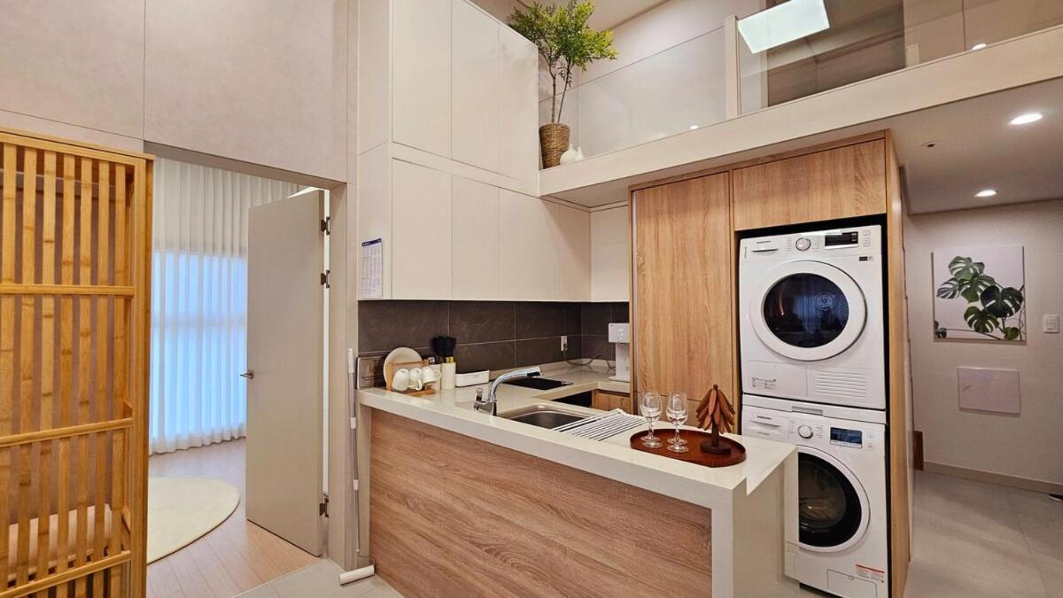 Open Sale Luxury In Hongik Univ Station 3mins 7ppl Group Family Trip Luggage Storage