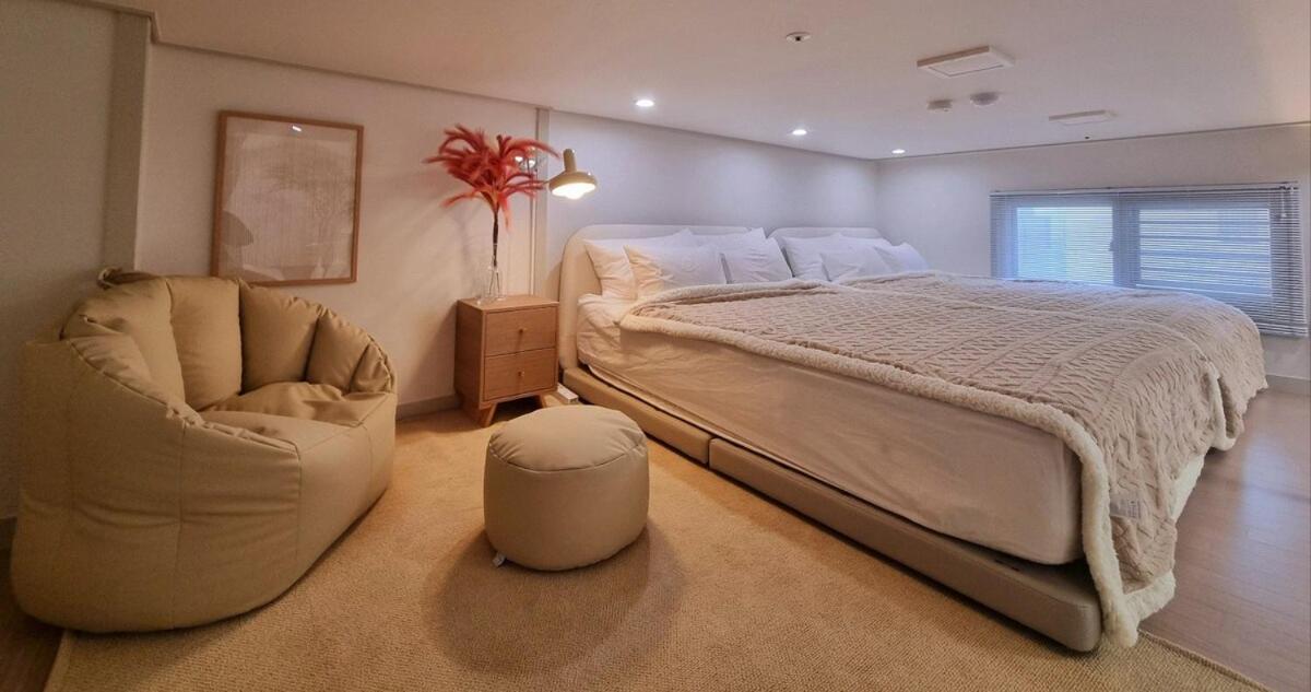 Open Sale Luxury In Hongik Univ Station 3mins 7ppl Group Family Trip Luggage Storage Apartment Seoul