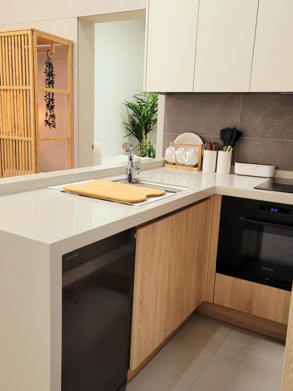 Open Sale Luxury In Hongik Univ Station 3mins 7ppl Group Family Trip Luggage Storage Seoul