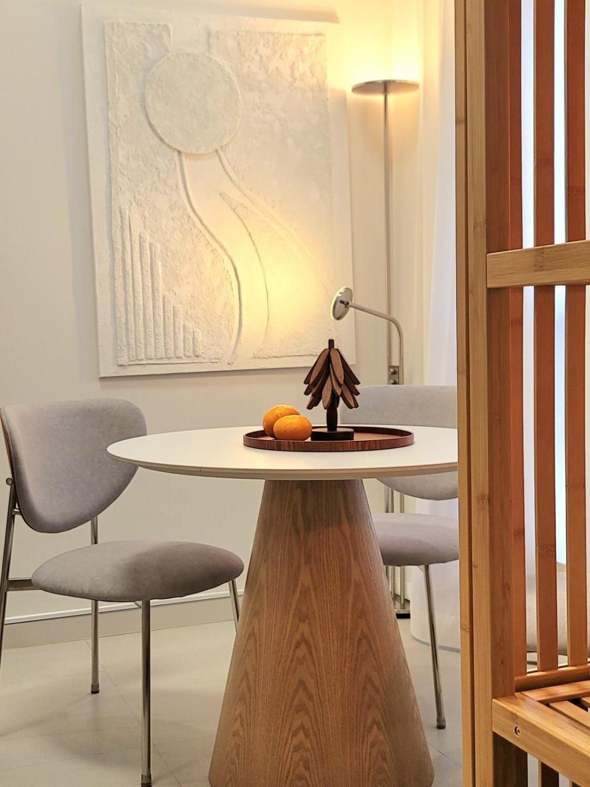 Open Sale Luxury In Hongik Univ Station 3mins 7ppl Group Family Trip Luggage Storage Seoul