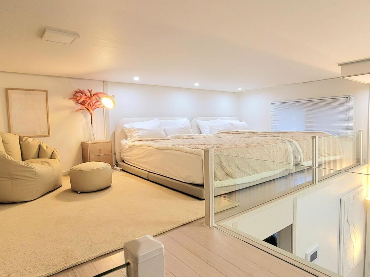Open Sale Luxury In Hongik Univ Station 3mins 7ppl Group Family Trip Luggage Storage *