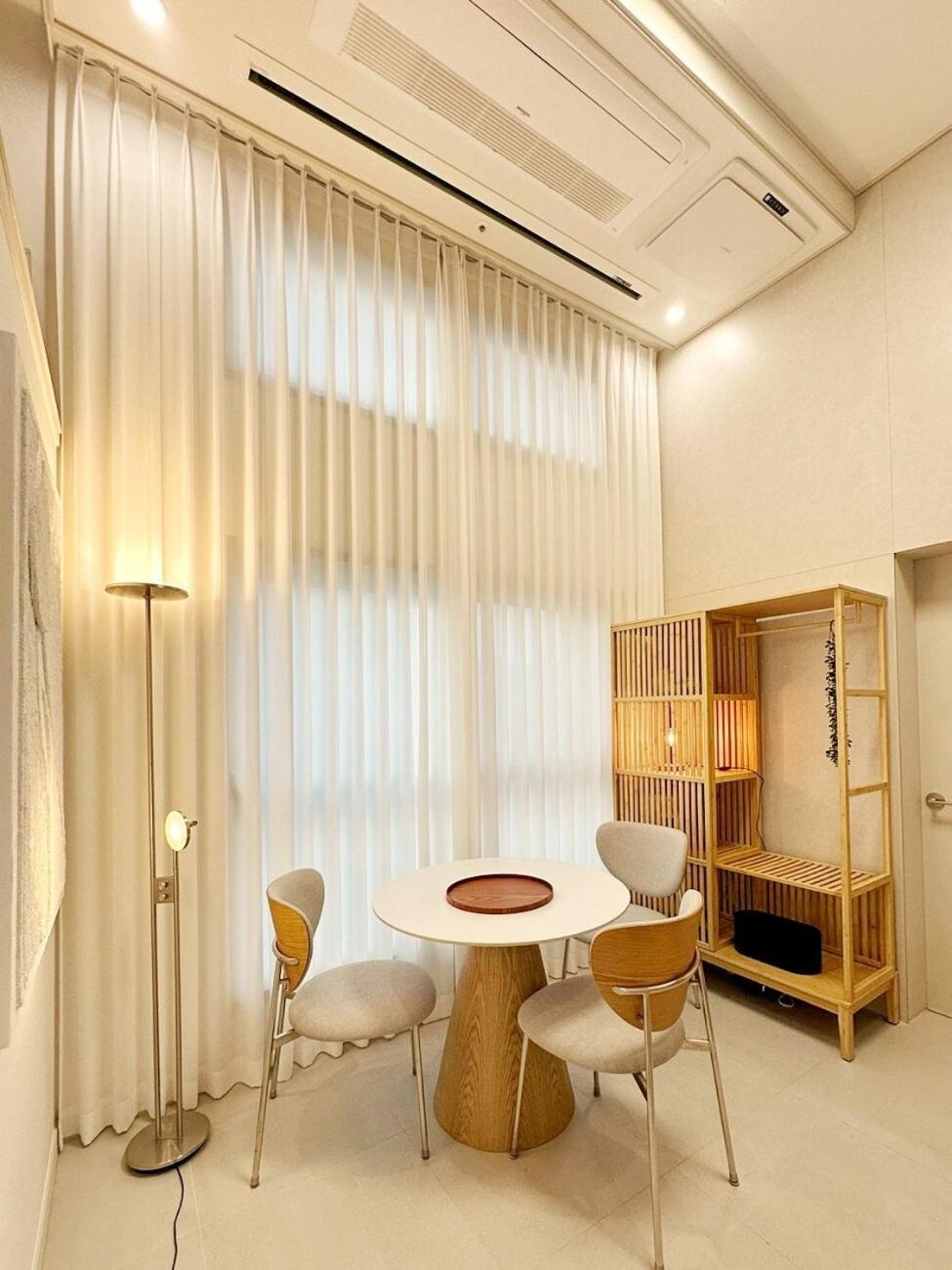 Open Sale Luxury In Hongik Univ Station 3mins 7ppl Group Family Trip Luggage Storage Seoul