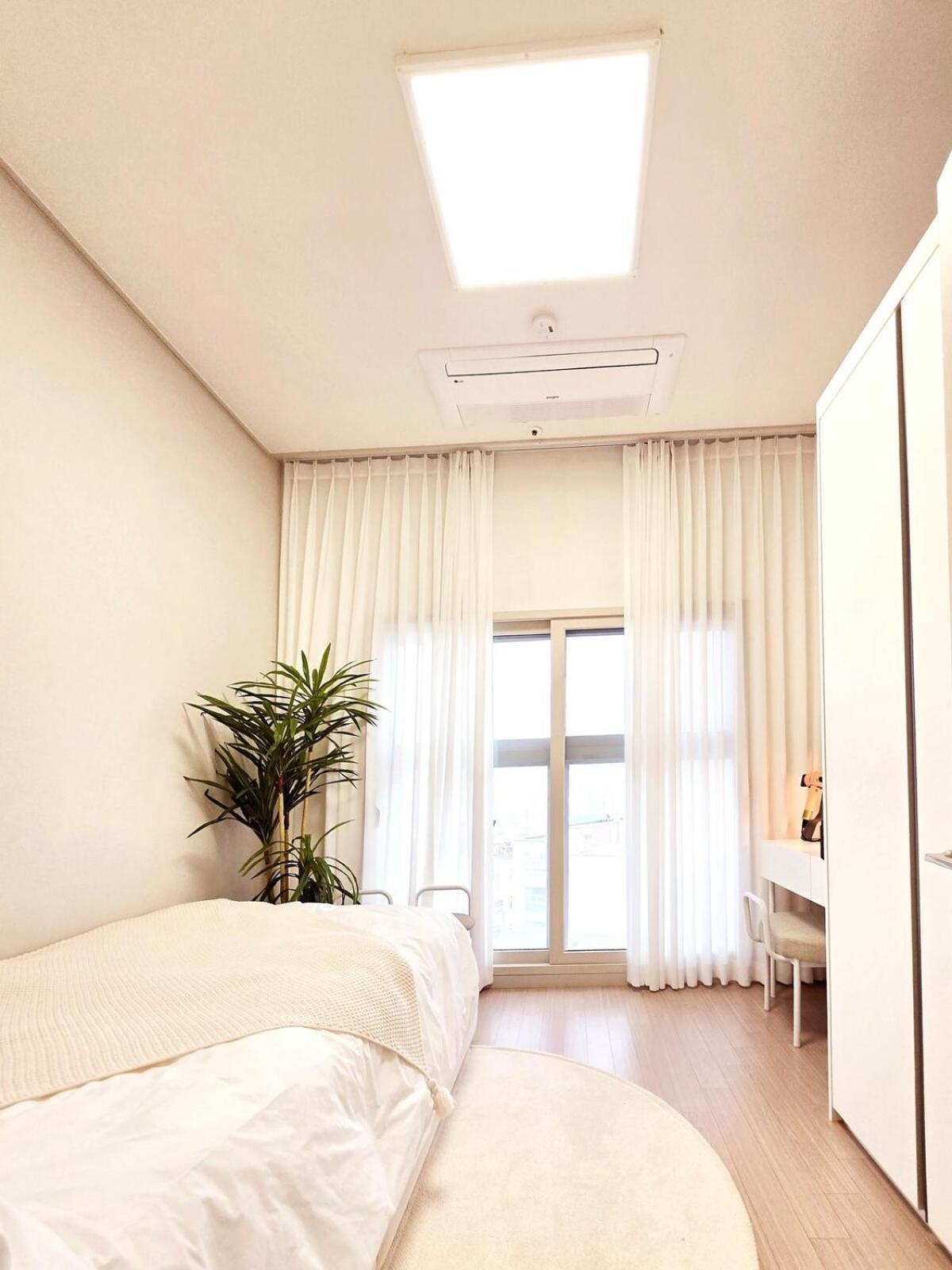 Open Sale Luxury In Hongik Univ Station 3mins 7ppl Group Family Trip Luggage Storage